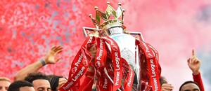 Futbalisti Liverpoolu s trofejou pre víťaza Premier League. Futbalisti Liverpoolu s trofejou pre víťaza Premier League.