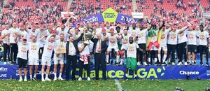 Futbalisti Slavie oslavujú majstrovský titul v sezóne 2024/2025. Futbalisti Slavie oslavujú majstrovský titul v sezóne 2024/2025.