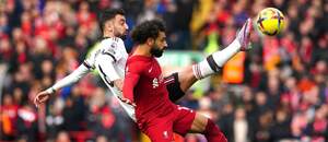 Záložník Manchesteru United Bruno Fernandes (vľavo) a útočník Liverpoolu FC Mohamed Salah v súboji o loptu Záložník Manchesteru United Bruno Fernandes (vľavo) a útočník Liverpoolu FC Mohamed Salah v súboji o loptu