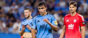 Zľava v pozadí Kevin Wimmer, v strede David Strelec a vpravo Dominik Takáč. V štvrtkovom domácom zápase Slovana proti Young Boys budú musieť zabrať viaceré belasé opory Zľava v pozadí Kevin Wimmer, v strede David Strelec a vpravo Dominik Takáč. V štvrtkovom domácom zápase Slovana proti Young Boys budú musieť zabrať viaceré belasé opory